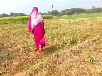 Japanese MILF Busts Out Her Big Booty in Public